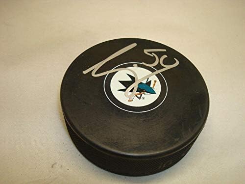 Крис Тиърни подписа хокей шайба Сан Хосе Шаркс с автограф от 1B - за Миене на НХЛ с автограф
