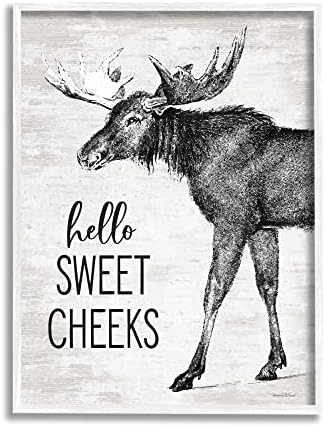 Stupell Industries Здравей, Sweet Cheeks Забавен Хумор за баня Rustic Moose, Обзаведен монтиране на изкуството в бяла рамка с надписи