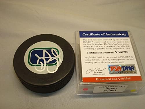 Даниел Sedin подписа договор с Ванкувър Канъкс на винтажную хокей шайба Auto. PSA / DNA COA 1A - за Миене на НХЛ с автограф