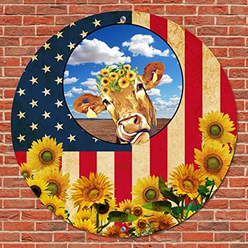Кръгла Метална Лидице Табела, Выветрившийся Флаг на САЩ, Забавна Крава във фермата, в Синьото Небе, Навес, Слънчогледи,