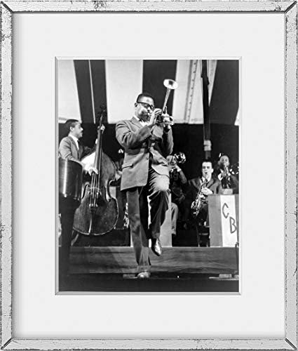 БЕЗКРАЙНИ СНИМКИ Снимка: Джазмен Дизи Гилеспи, свири на валторне на сцената през 1957 г.