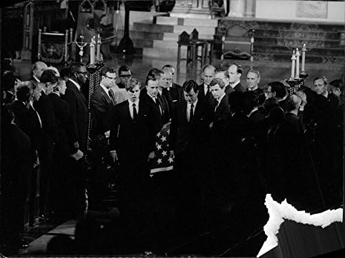 Реколта снимка на Робърт Франсис Боби Кенеди стоеше с приятели в църквата.