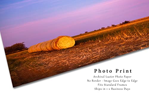 Снимка в стил Кънтри, Принт (без рамка), Изображението на Кървава Луна над кръгли тюками сено в полето по изгрев слънце в Оклахома, Стенен