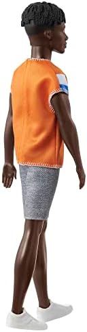 Модна Кукла Барби Fashionistas Ken №203 с Закрученными Черна Коса, Спортен Orange Майкой, Къси панталони и Кроссовками