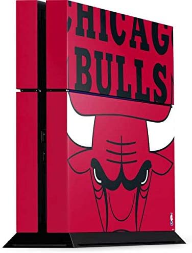 Игри кожата Skinit Decal за конзолата PS4 - Официално Лицензиран Дизайн едър логото на НБА Chicago Bulls