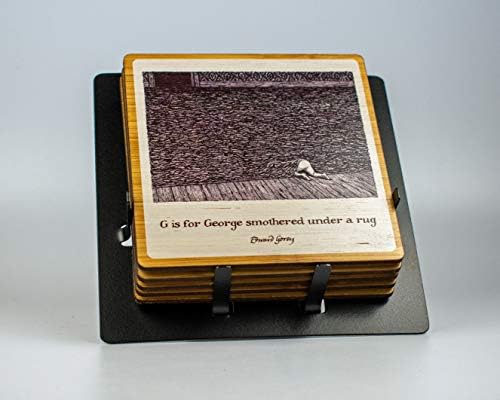 Едуард Горят™ Дървени влакчета Gashlycrumb Tinies със стойка, комплект 1 (G, O, R, E, Y) | Изрязани с лазер Квадратни бамбукови поставки