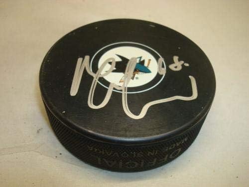 Мелькер Karlsson подписа хокей шайба Сан Хосе Шаркс с автограф на 1C - Autograph NHL Pucks