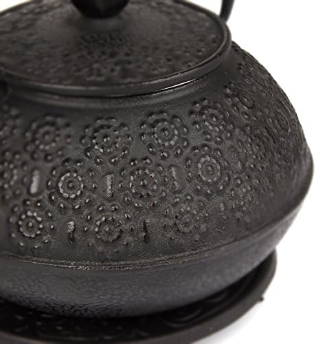 Комплект от 6 теми, черен японски чугун кана (30 мл / 900 мл) с 4 чаени чаши (по 2 унции всяка), заварочным устройство за ламарина, чай и стойка.