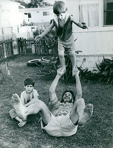 Реколта снимка Цигански ботуши, които повишават момчето, легнало на земята с друго момче на ваша страна.23 октомври 1967 г.