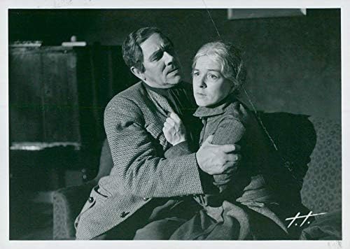 Реколта снимка на Робърт Джонсън и Олга Вендблад в пиесата № 72, в градски театър Хелзингборг