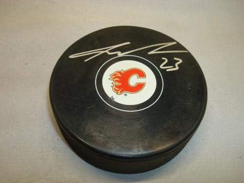Шон Monaghan подписа хокей шайба Калгари Флеймс с автограф на PSA/DNA COA 1F - за Миене на НХЛ с автограф