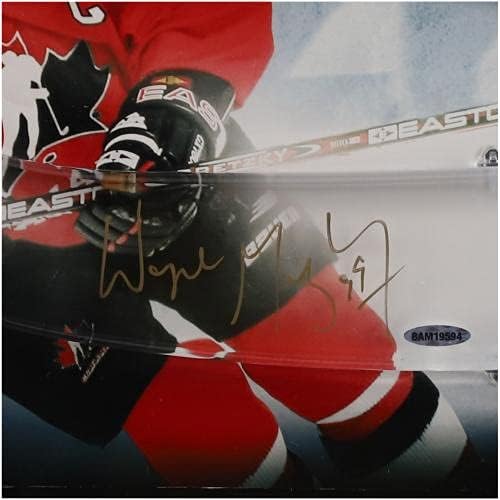 Стика за хокей олимпийския отбор на Канада Уейн Грецки с автограф в рамката и снимка на лед, размер 28 х 24 инча - Ограничено издание