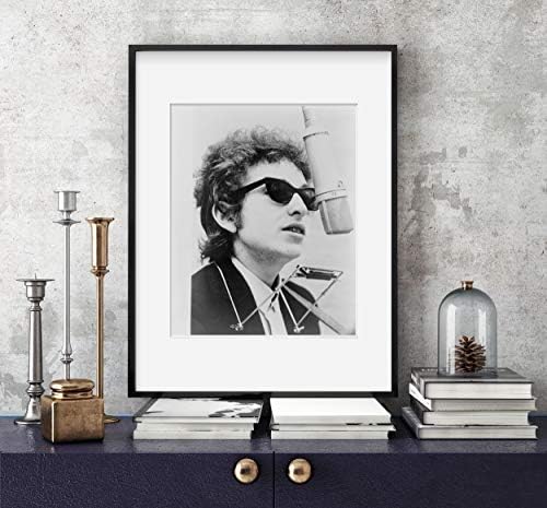БЕЗКРАЙНИ СНИМКИ Снимка: Боб Дилън, Робърт Алън Цимерман, които стоят зад най-високо микрофон