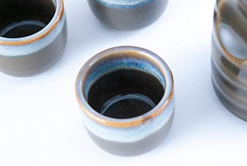 Набор от саке с реактивни глазура Hinomaru Collection Бутилка Tokkuri обем 10 течни унции с Четири Чашки за саке Очоко